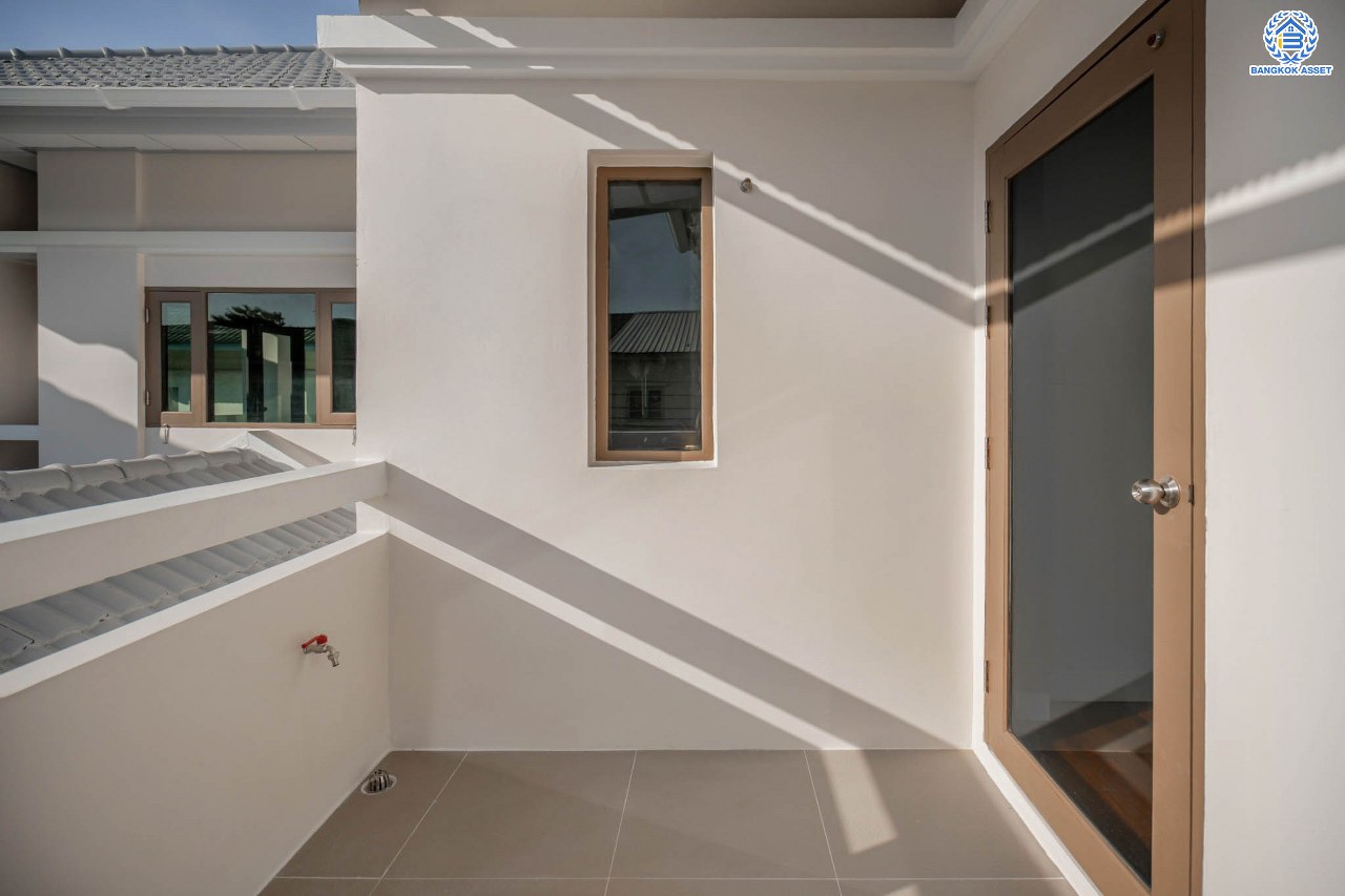 บ้านมือสองตกแต่งใหม่ ดีไซน์สวย โครงการ ซันไรซ์กรีน นวมินทร์ เนื้อที่ 75 ตร.ว. พื้นที่ใช้สอยมากถึง 338 ตร.ม. พร้อมฟังก์ชัน 4 ห้องนอน 4 ห้องน้ำ 1 ห้องแม่บ้าน จอดรถได้ 2 คัน รองรับทุกกิจกรรม บนทำเลเชื่อมต่อหลายเส้นทาง ใกล้รถไฟฟ้าสายสีชมพู "สถานีรามอินทรา" และจุดขึ้นทางด่วน "เอกมัย-รามอินทรา"